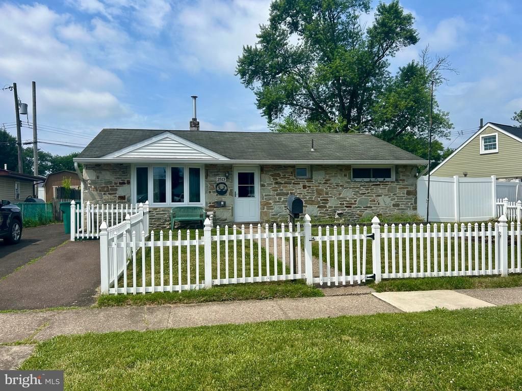 2513 LAUREL DRIVE , BRISTOL, PA 19007