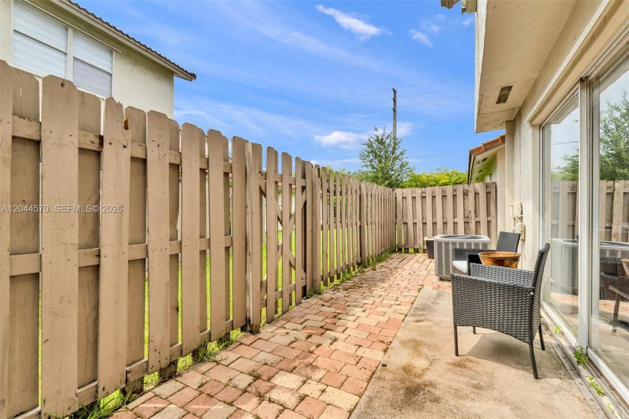 10857 NW 8th St , Pembroke Pines, FL 33026 Photo