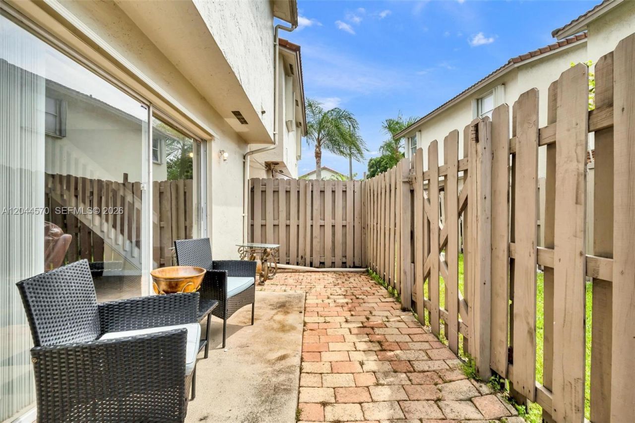 10857 NW 8th St , Pembroke Pines, FL 33026 Photo
