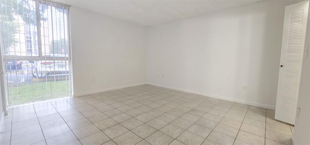 7035 NW 186th St, Unit D110, Hialeah, FL 33015 Photo