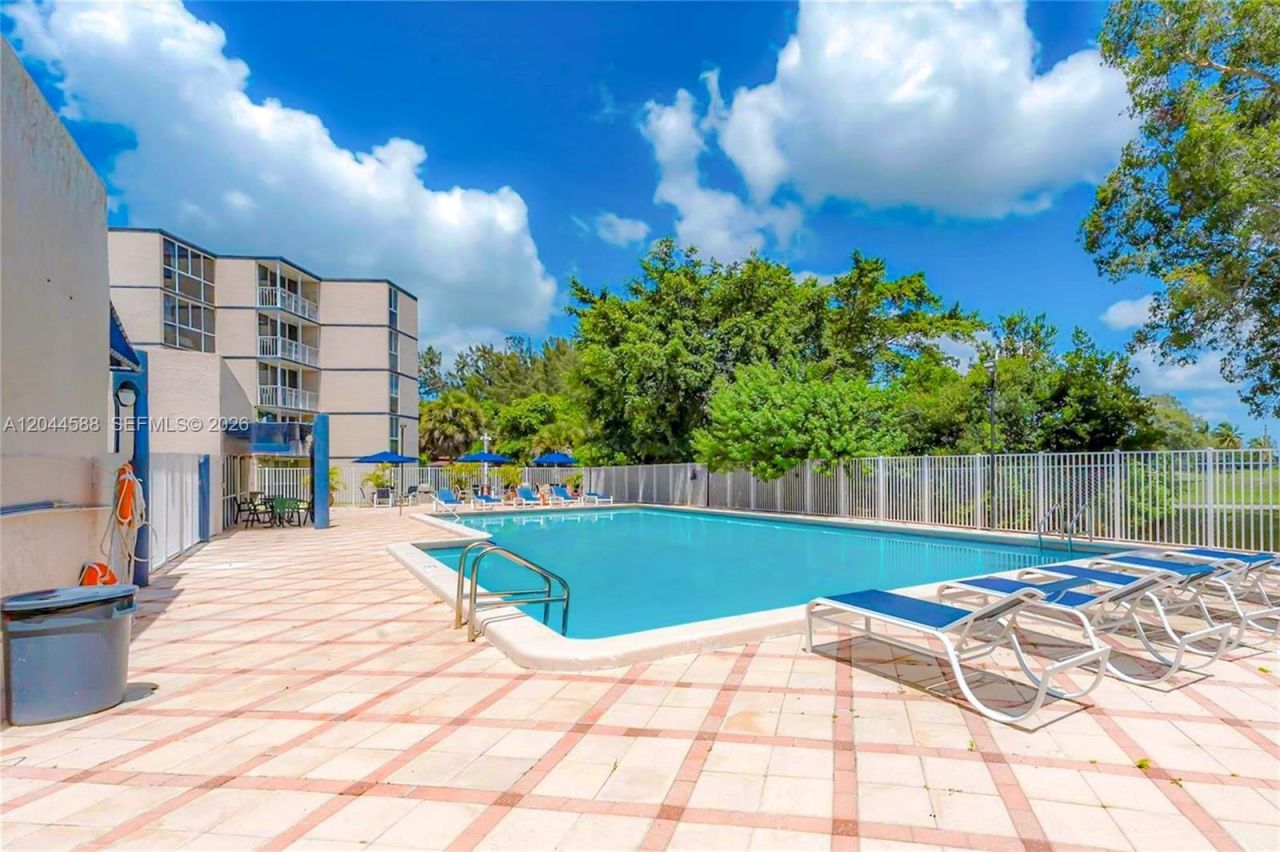 7035 NW 186th St, Unit D110, Hialeah, FL 33015 Photo