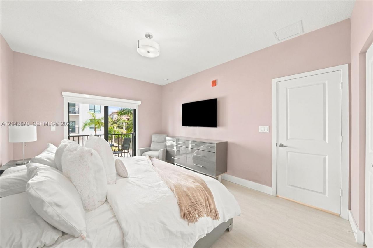 8167 NW 41st St , Unit E-101, Doral, FL 33166 Photo