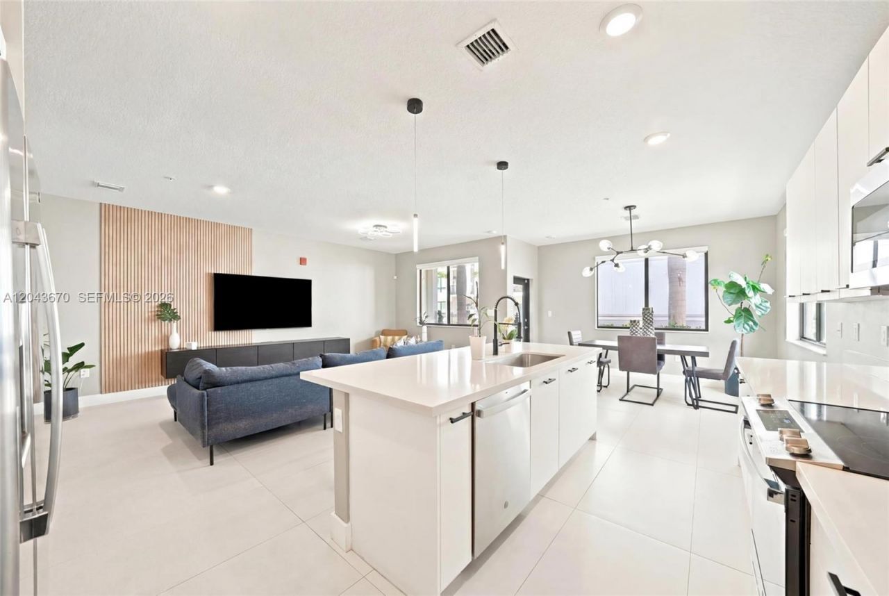 8167 NW 41st St , Unit E-101, Doral, FL 33166 Photo