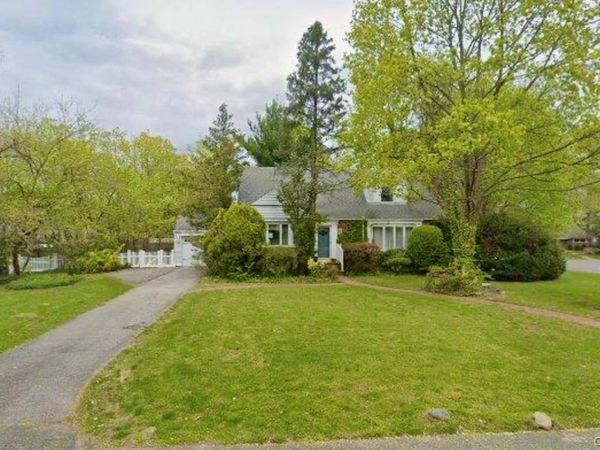 2 Greenway , Roslyn, NY 11576