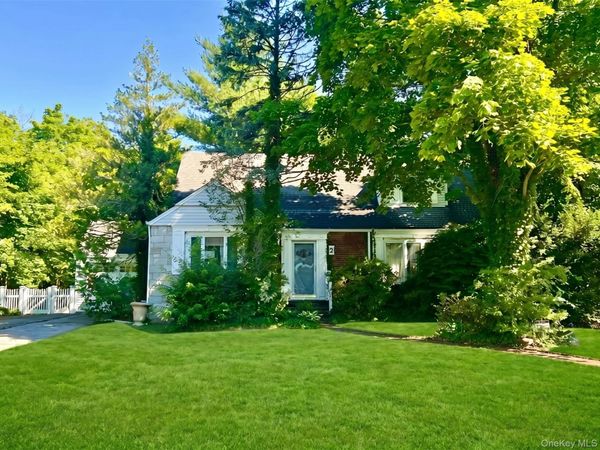2 Greenway , Roslyn, NY 11576