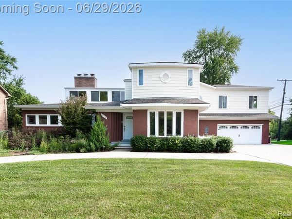 622 Sunningdale Drive, Grosse Pointe Woods, MI 48236