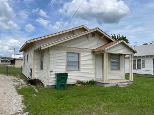 103 W Wichita Street, Bowie, TX 76230 Main Photo