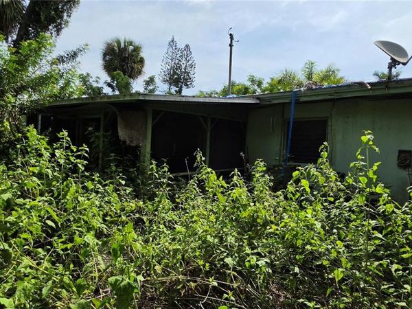 186 CRESCENT LAKE DRIVE , NORTH FORT MYERS, FL 33917