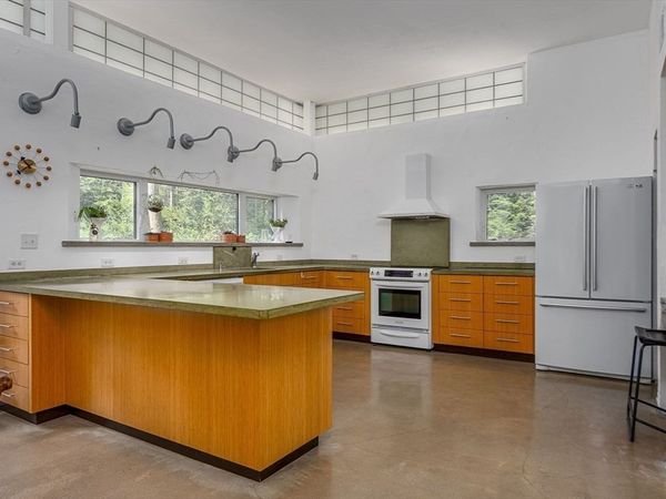 2 Laurel Hill Dr, Leverett, MA 01054