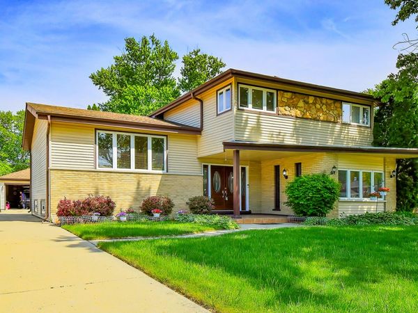 1413 N Burning Bush Lane, Mount Prospect, IL 60056