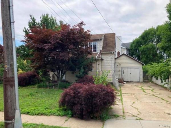 40 East Avenue , Freeport, NY 11520