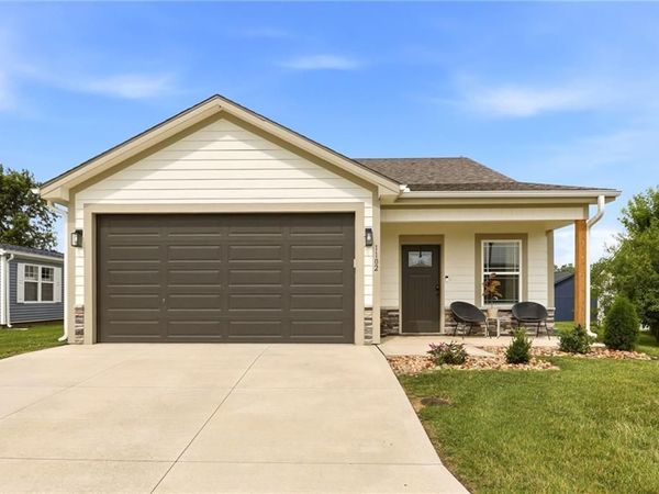 1102 White Oaks Lane, Oak Grove, MO 64075