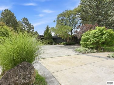 9952 Devonshire Drive, Omaha, NE 68114