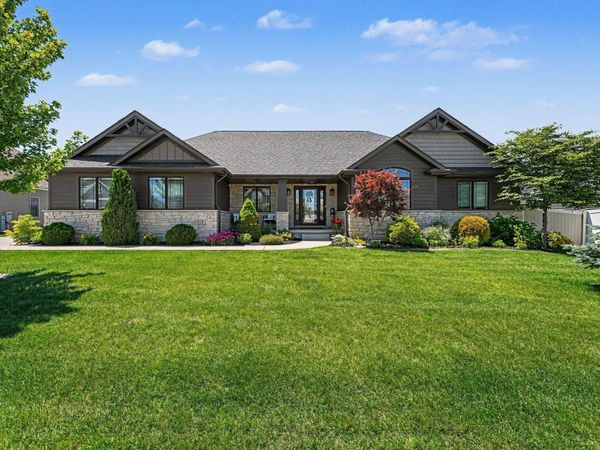 915 Betty Lane , Crown Point, IN 46307