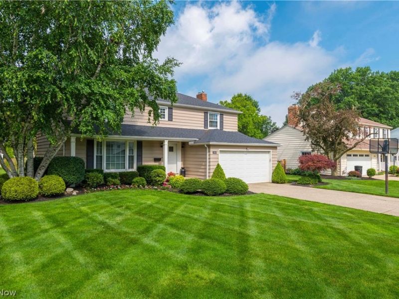 2808 W Asplin Drive, Rocky River, OH 44116 Photo 2