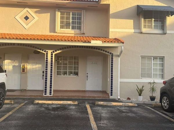 10101 W Okeechobee Rd , Unit 5202, Hialeah Gardens, FL 33016