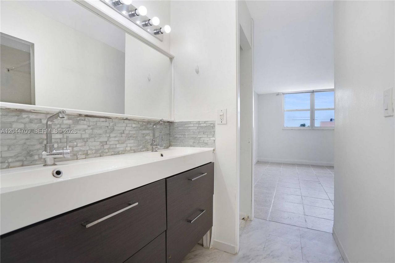 6900 Bay Dr, Unit 3H, Miami Beach, FL 33141 Photo