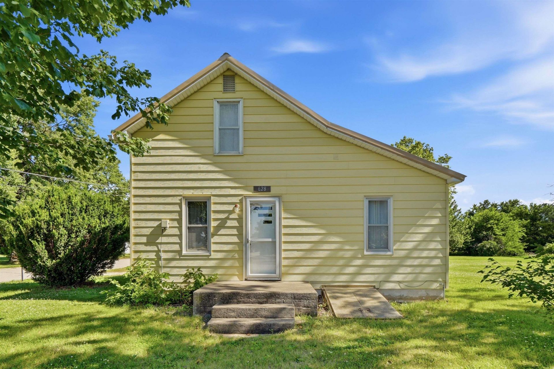 628 W Superior Street, Clarksville, IA 50619 Main Photo