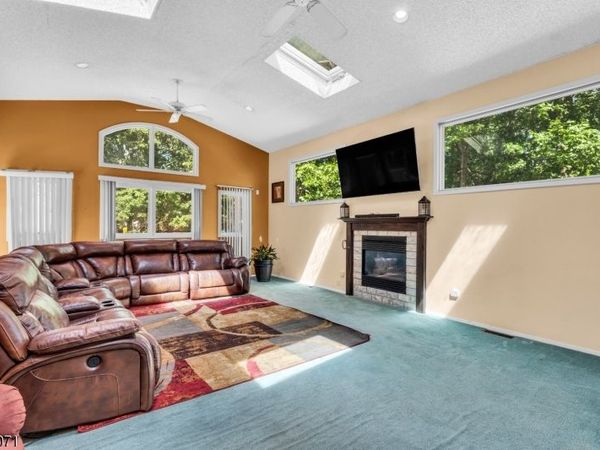 21 Chelsea Rd, Jackson, NJ 08527
