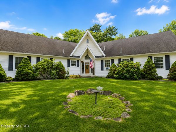 106 Lonely Wolf Court, Long Pond, PA 18334