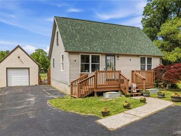 995 Saunders Sett Road, Niagara Falls, NY 14305