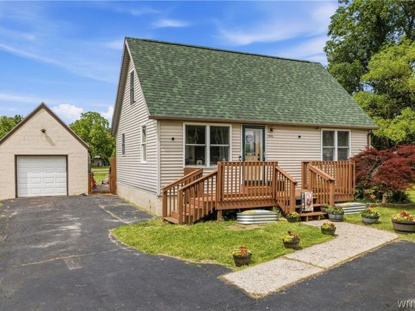 995 Saunders Sett Road, Niagara Falls, NY 14305