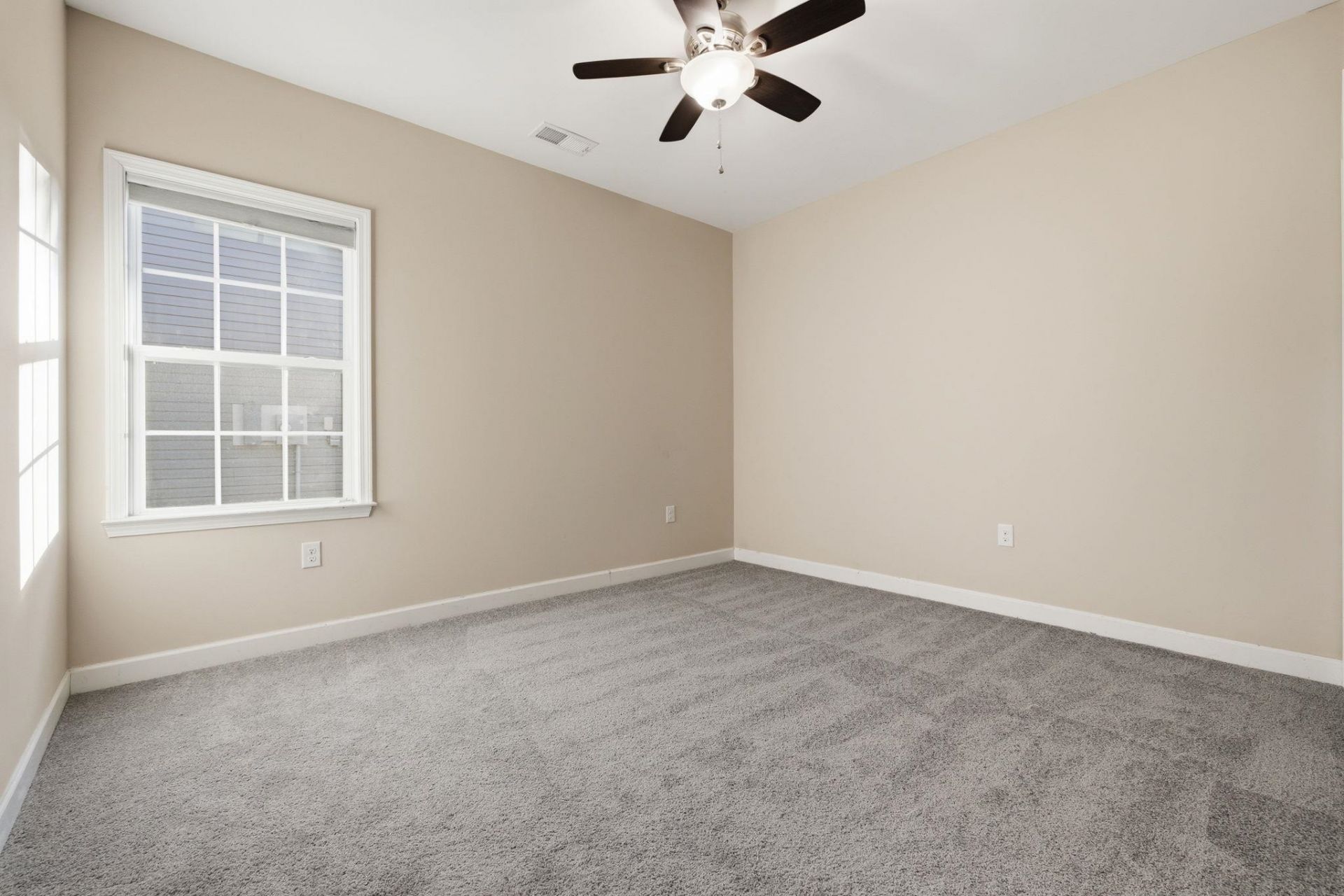 2820 Desert Rose St. Photo 21