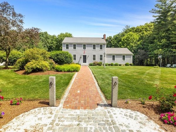 16 King Philip Path, Mendon, MA 01756