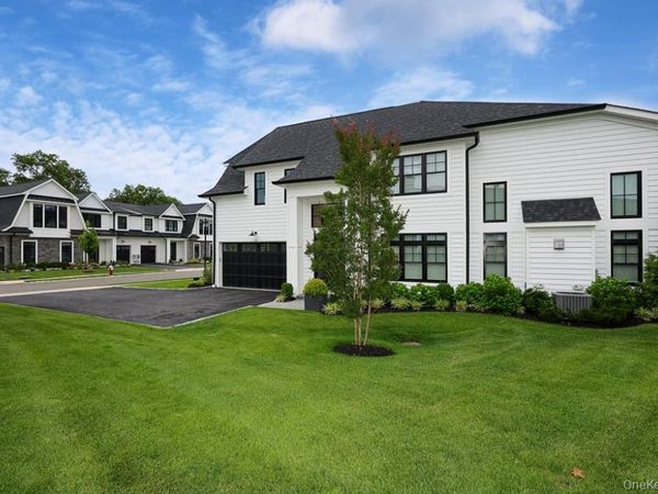 115 Three Ponds Lane E, Woodbury, NY 11797