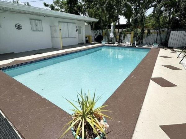 825 NE 6th Street, Unit 2, Hallandale Beach, FL 33009
