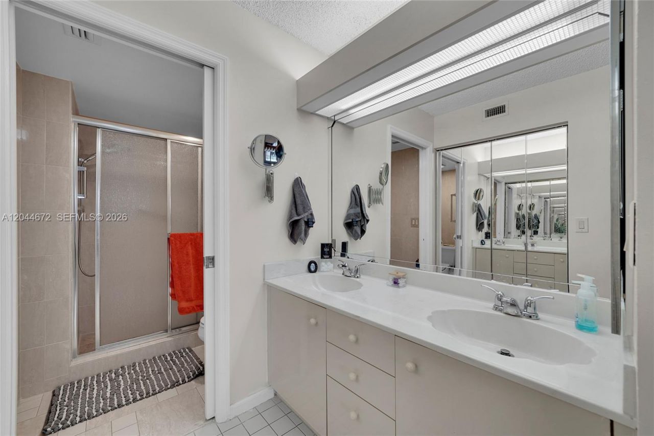 7250 Fairfax Dr , Unit 302, Tamarac, FL 33321 Photo