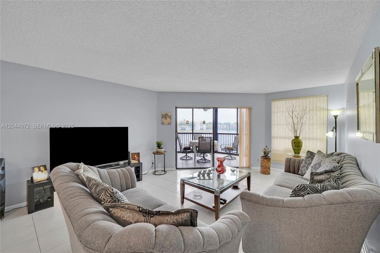 7250 Fairfax Dr , Unit 302, Tamarac, FL 33321 Photo