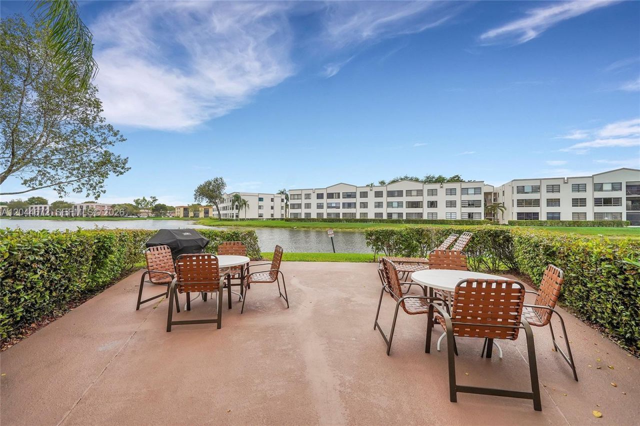 7250 Fairfax Dr , Unit 302, Tamarac, FL 33321 Photo