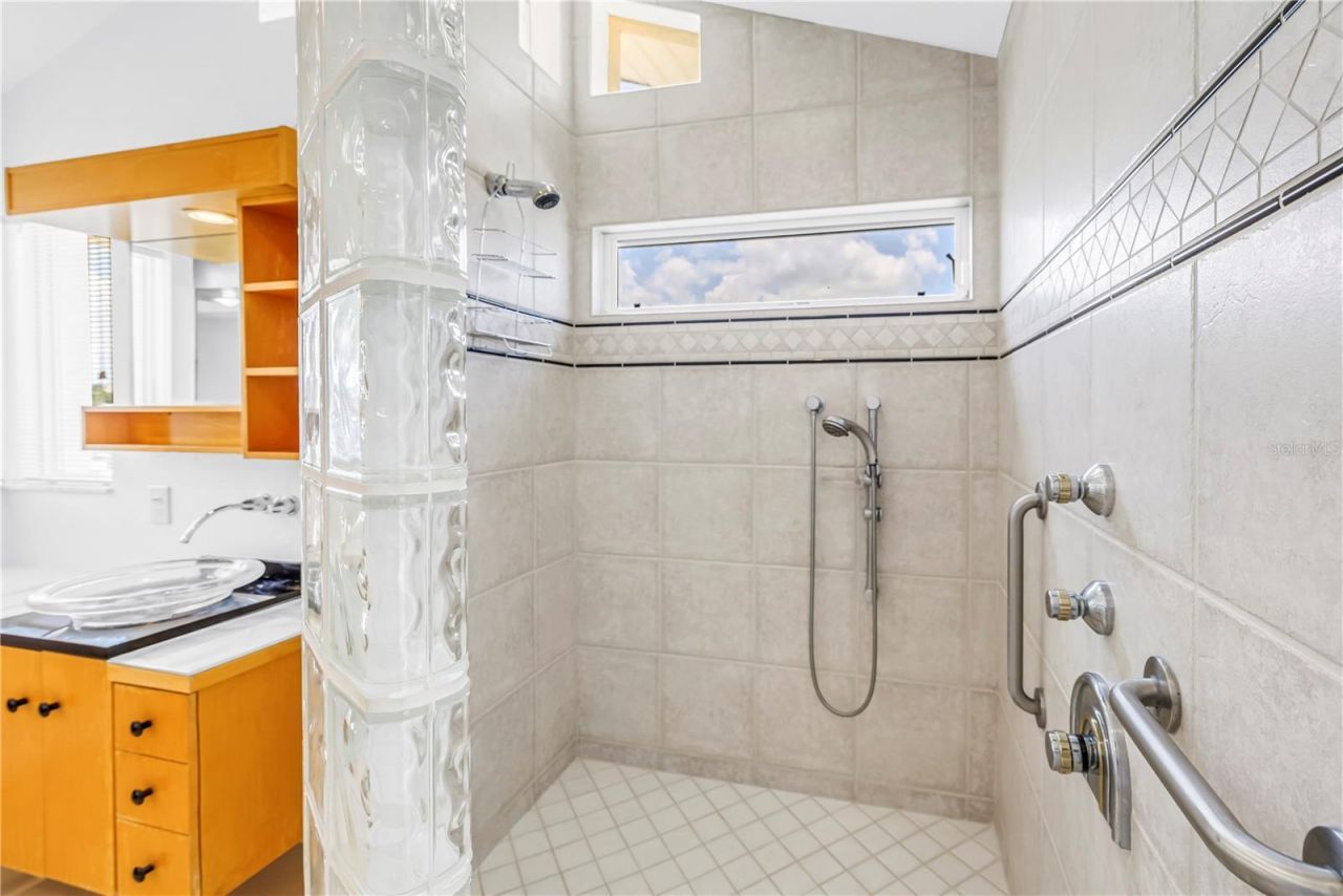 2067 Massachusetts Avenue Ne, Saint Petersburg, FL 33703 Photo