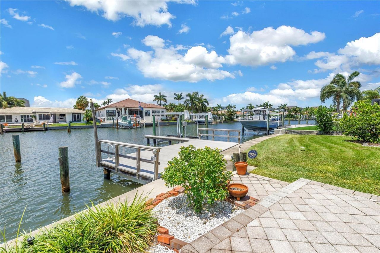2067 Massachusetts Avenue Ne, Saint Petersburg, FL 33703 Photo