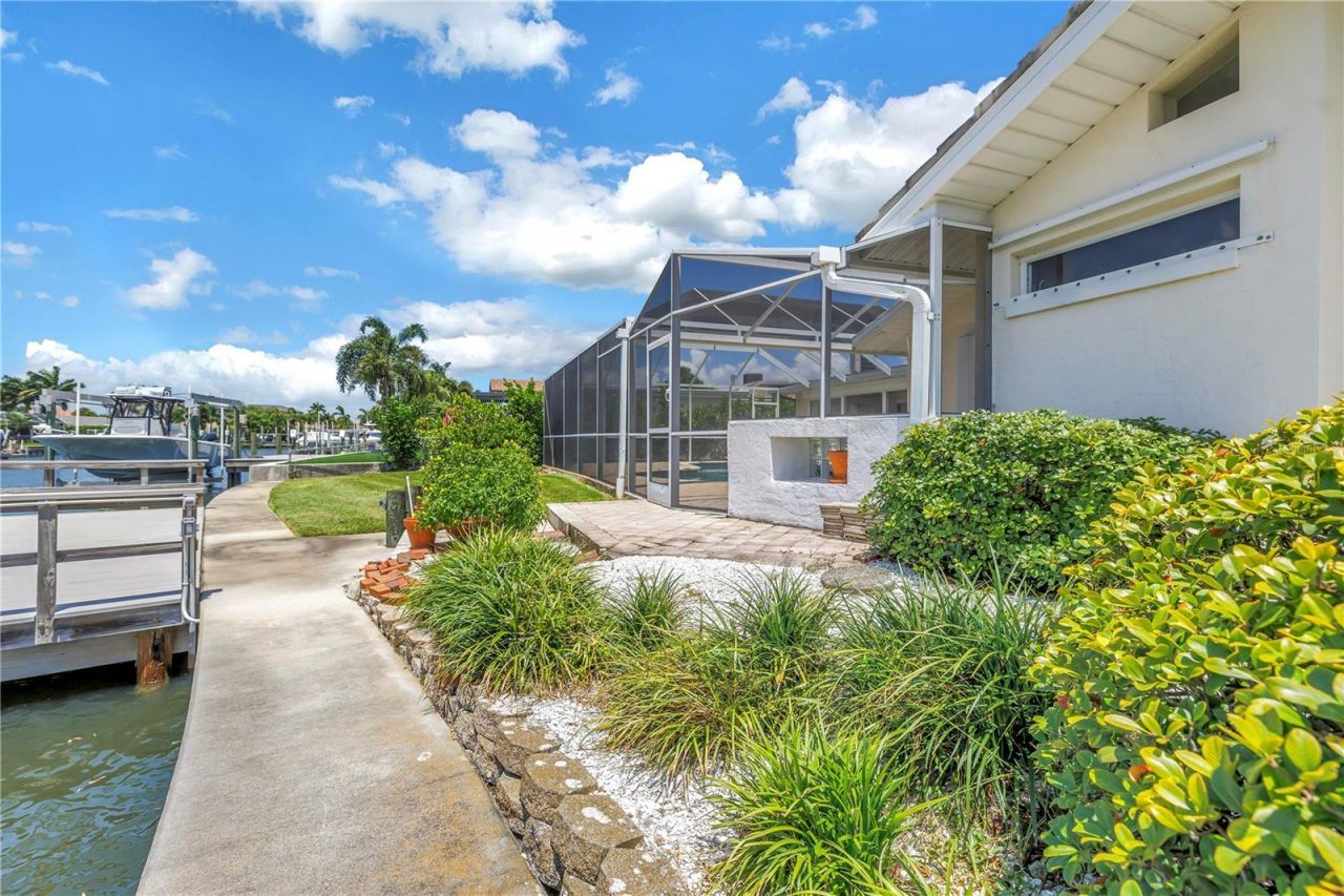 2067 Massachusetts Avenue Ne, Saint Petersburg, FL 33703 Photo