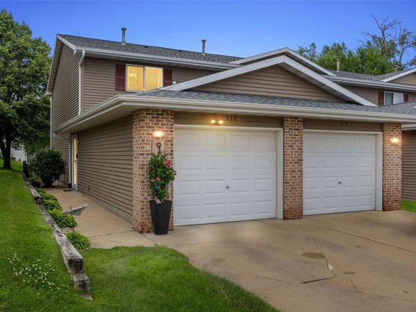 919 Grand Ave Court, Marion, IA 52302