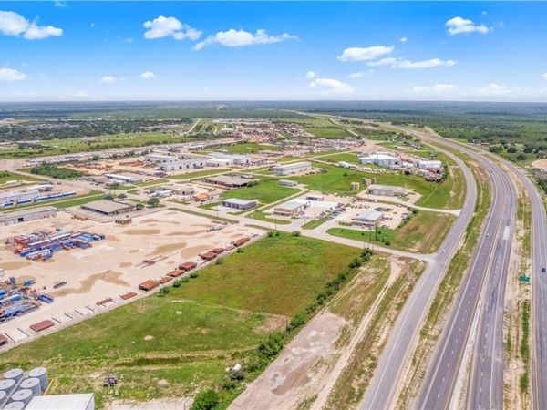 944 Bob White Road , Victoria, TX 77905