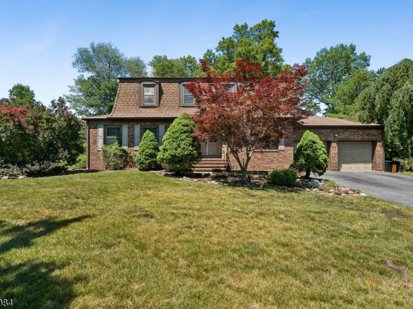 39 Robin Hood Way, Wayne, NJ 07470