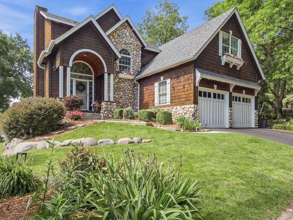 9247 Lake Riley Boulevard, Chanhassen, MN 55317