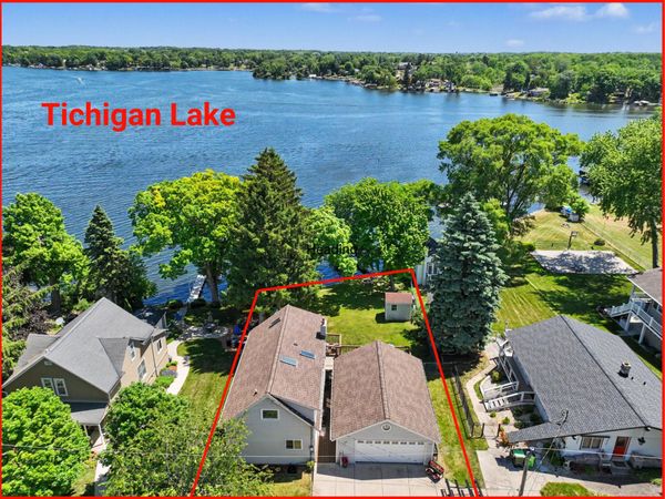6709 Spruce Ln, Waterford, WI 53185