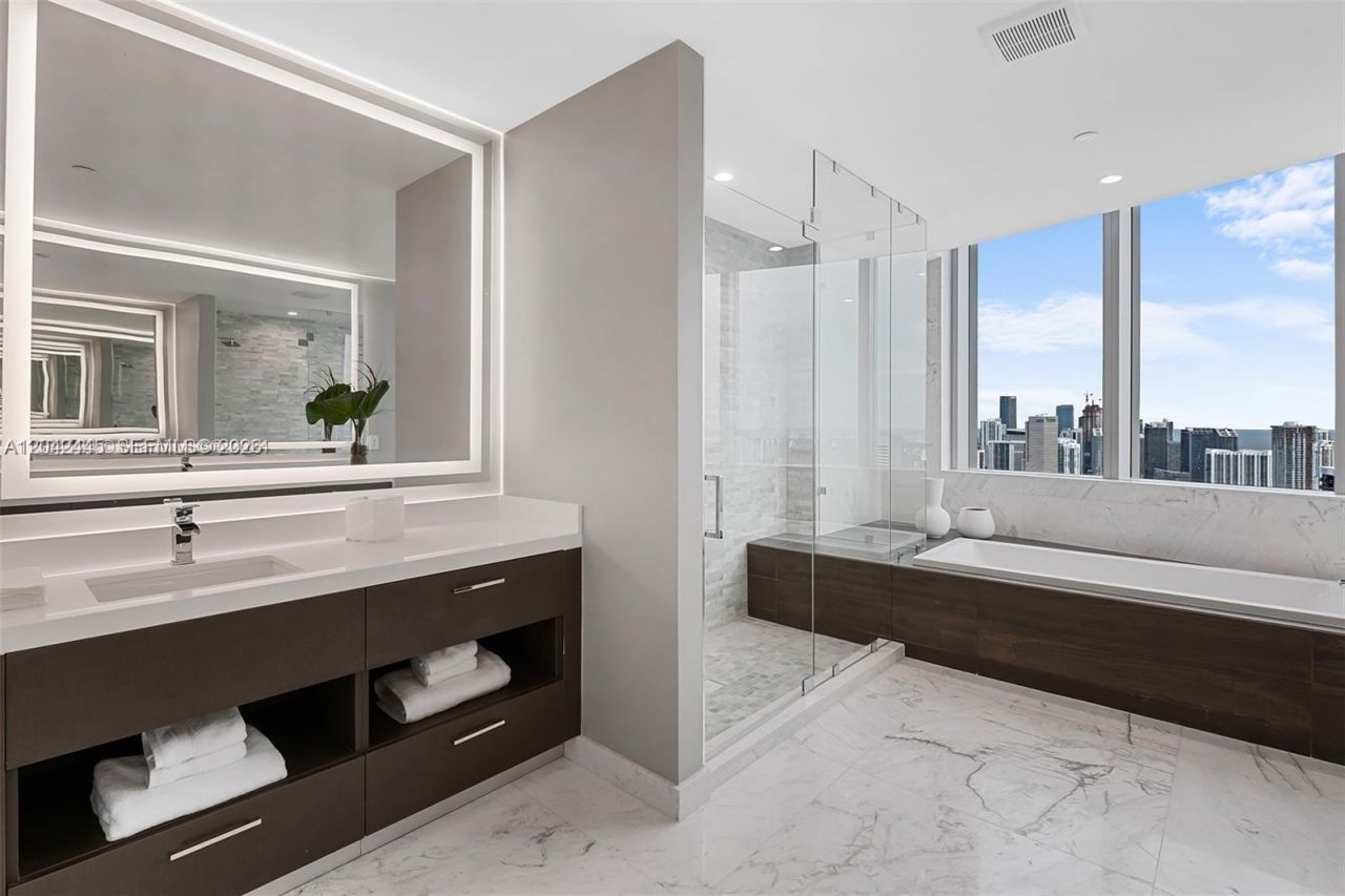 851 NE 1st Ave , Unit 4912, Miami, FL 33132 Photo