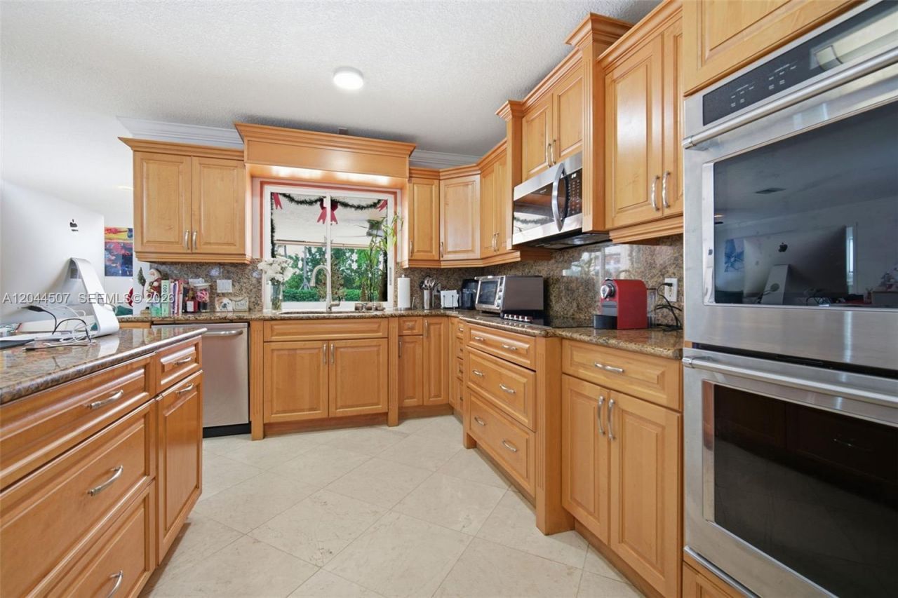 713 Diplomat Pkwy , Hallandale Beach, FL 33009 Photo