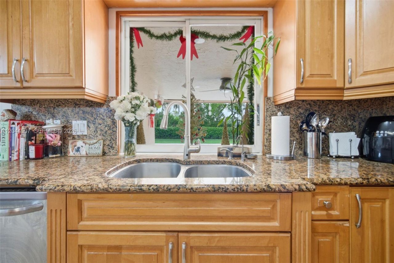 713 Diplomat Pkwy , Hallandale Beach, FL 33009 Photo
