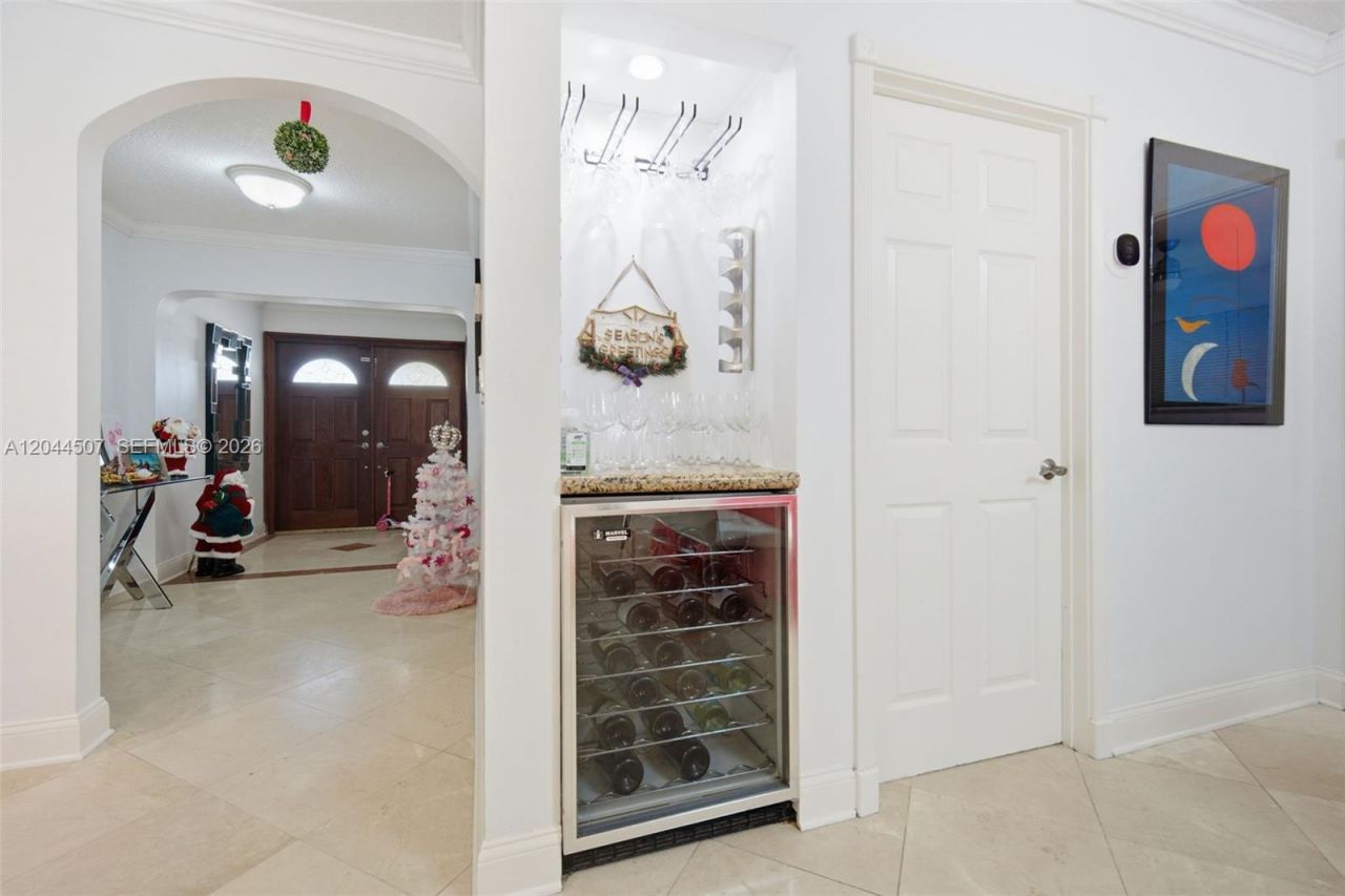713 Diplomat Pkwy , Hallandale Beach, FL 33009 Photo