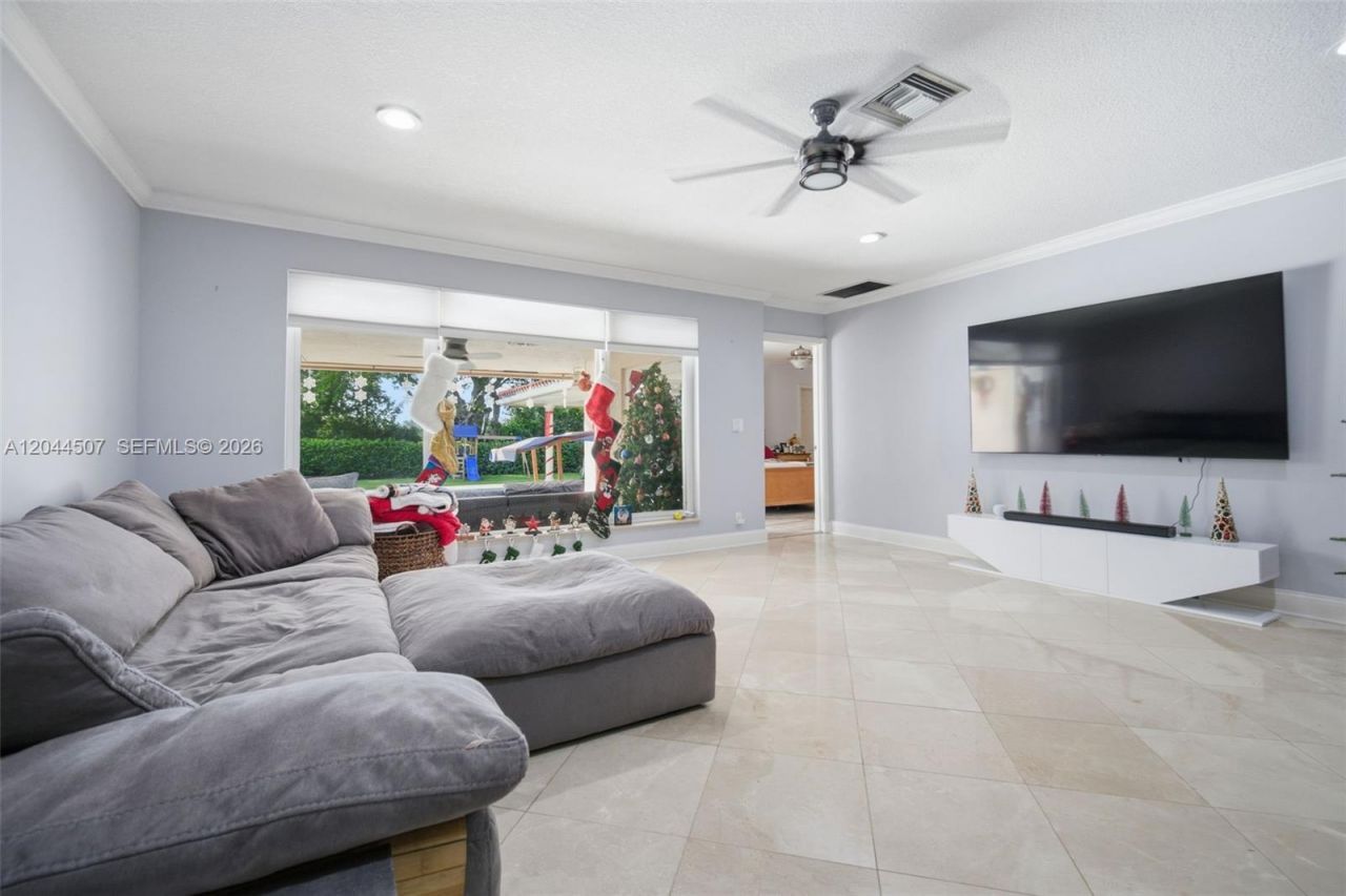 713 Diplomat Pkwy , Hallandale Beach, FL 33009 Photo