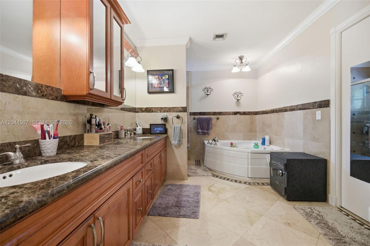 713 Diplomat Pkwy , Hallandale Beach, FL 33009 Photo