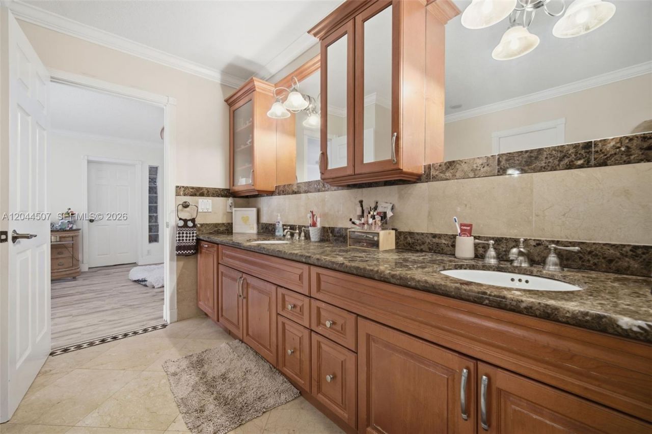 713 Diplomat Pkwy , Hallandale Beach, FL 33009 Photo