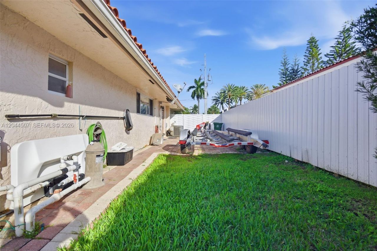 713 Diplomat Pkwy , Hallandale Beach, FL 33009 Photo