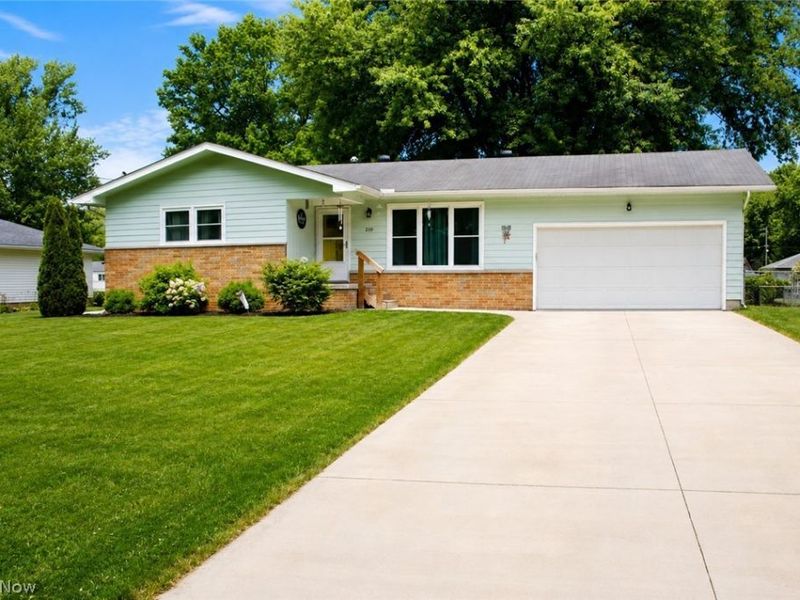 210 Oakdale Drive, South Amherst, OH 44001 Photo 2